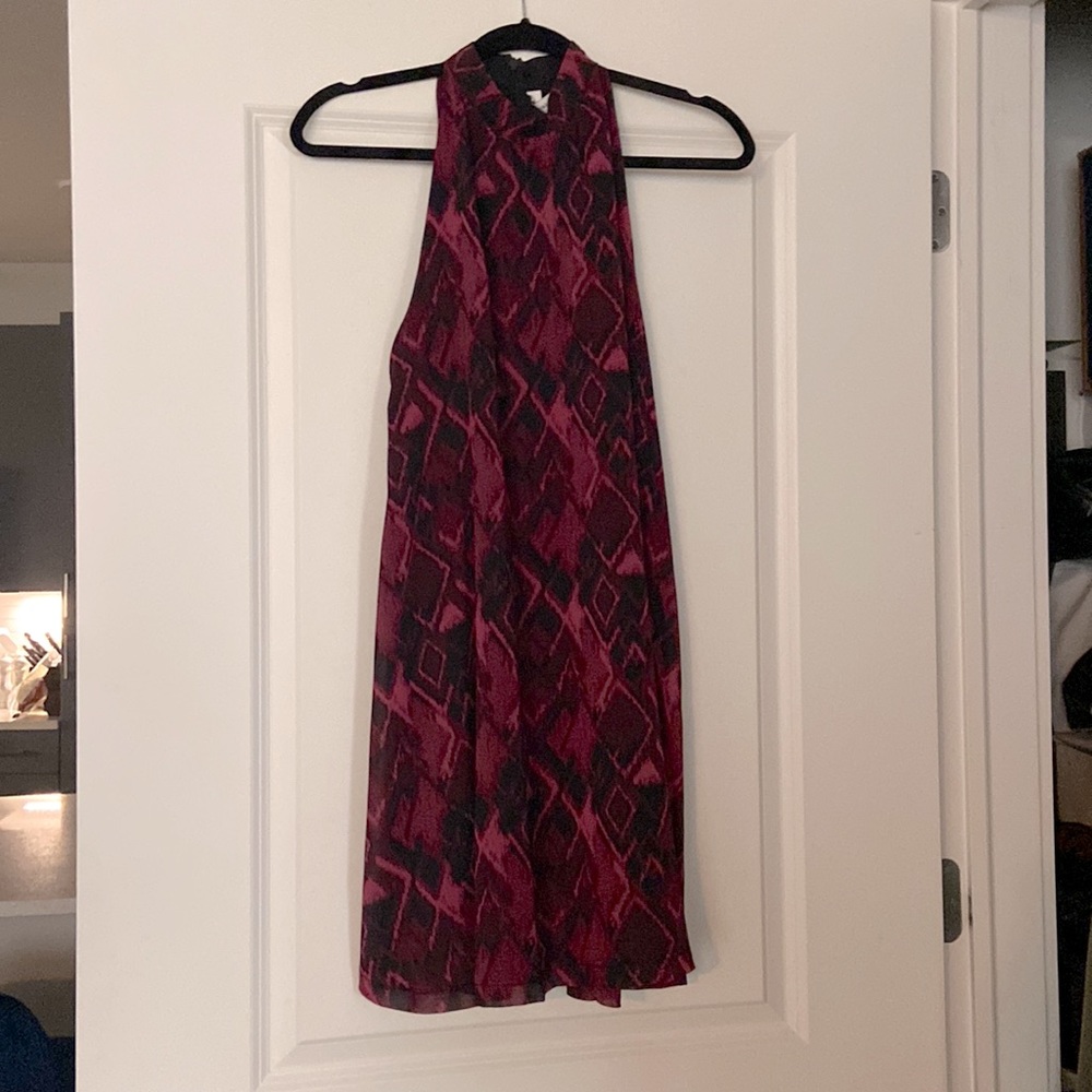 Retro high-neck strapless dress. Shades of pink patterned. Falls above the knee